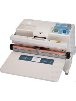 Countertop vacuum sealer with retractable nozzle