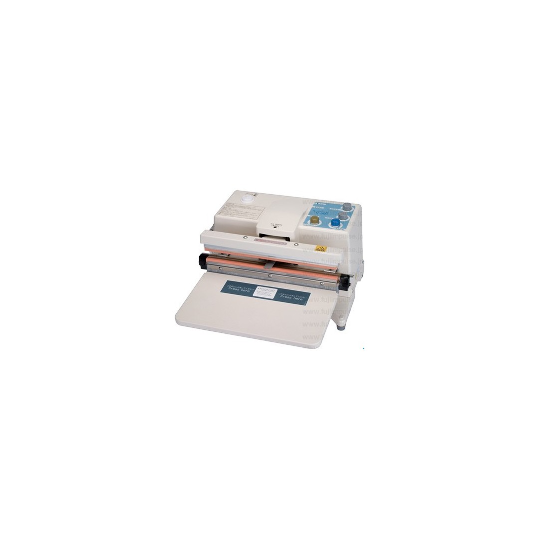 Countertop vacuum sealer with retractable nozzle