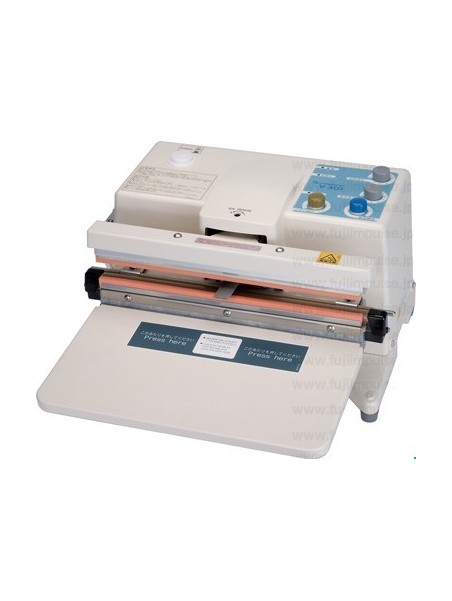 Countertop vacuum sealer with retractable nozzle